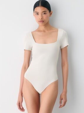 NWT Aritzia Babaton Contour Squareneck Shortsleeve Bodysuit Matte Pearl - Medium